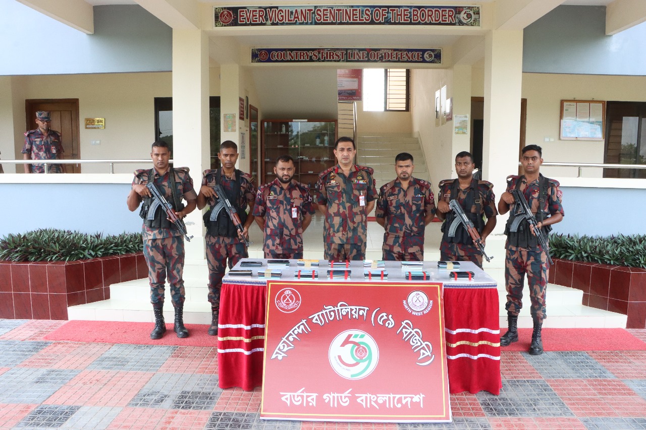 চাঁপাইনবাবঞ্জে বিজিবির অভিযানে ৬৬টি চোরাচালানকৃত ভারতীয় চোরাই স্মাার্ট মোবাইল ফোন জব্দ